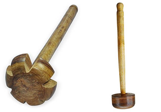 Wooden hand masher کے اردو معنی